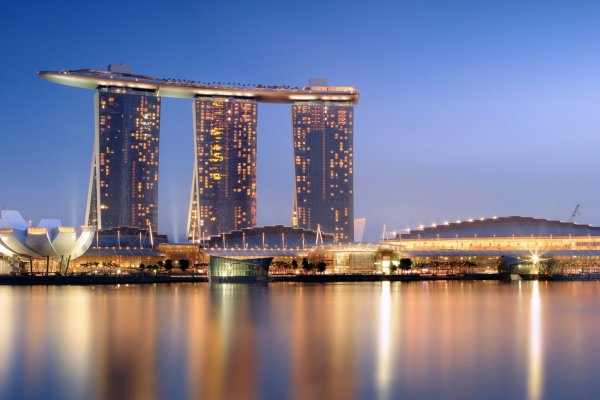 halfen-marina_bay_sands_in_the_evening_-_20101120.jpg